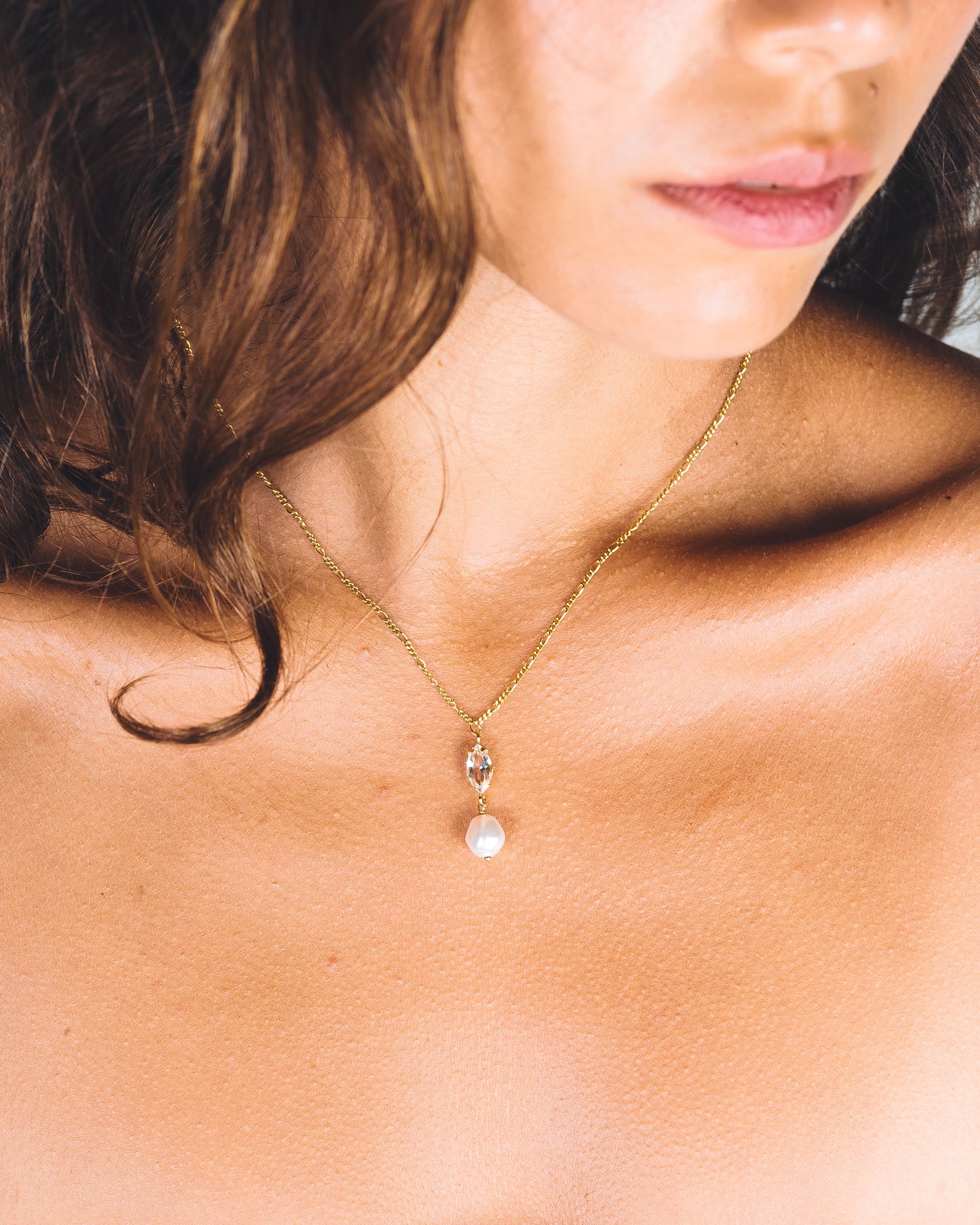 MAYA SHORT NECKLACE - Pearl with clear Crystal